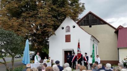 Bild: exb
Vor der „Awara-Kapelle“ ist am Tag es offenen Denkmals ein Gottesdienst gefeiert worden. Zelebrant war Stadtpfarrer Thomas Vogl.