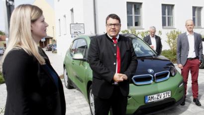 Bild: Hirsch
Bürgermeister Thomas Falter stellte das Nutzungskonzept für das neue eCarsharing-Fahrzeug vor.