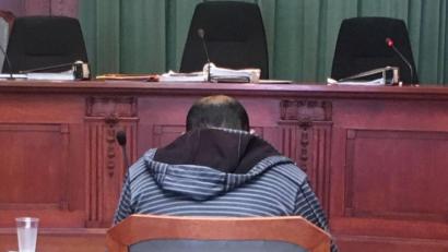 Bild: san
In Fußfesseln im Bayreuther Schwurgerichtssaal: Der des Mordes an der Tramperin Sophia Lösche angeklagte marokkanische Trucker Boujemaa L. (42).