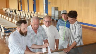 Bild: Gabi Schönberger
Prüfen vor Ort, ob die Begebenheiten in der Stadthalle in Neustadt für eine Live-Übertragung der Bürgersendung "Jetzt red i" des BR ausreichend sind: BR-Mitarbeiter Ruslan Amirov, Hausmeister Anton Lebegern, Zweiter Bürgermeister Heinrich Maier, Hausmeister Stefan Zimmermann und Philip Naßhan, ebenfalls vom BR (von links).