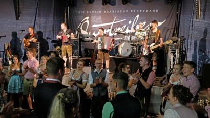 Bild: twi
Die "Quertreiber" bringen mit ihren Partyhits ausgelassene Stimmung ins Festzelt