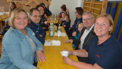 Bild: jr
Bürgermeister Ernst Neumann (Zweiter von rechts) überbrachte die Glückwünsche der Gemeinde Pechbrunn zum 45-jährigen Bestehen des Kinderhauses Groschlattengrün. Mit im Bild Kinderhausleiterin Sabine Doss (rechts) sowie die frühere Leiterin Brigitte Kreil (links).