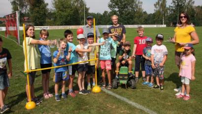 Bild: wro
Eine kurzweilige Sache: Der „Bayerische Kinder-Fünfkampf“ wurde von den Schiedsrichtern Ulrike Schösser, Lukas Grüner und Karl Schreier (von links) geleitet.