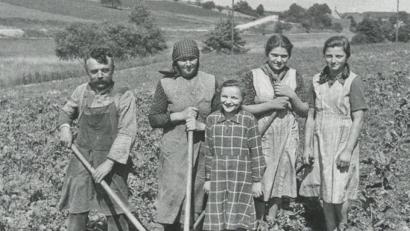 Bild: Sammlung Margarethe Ledwinsky, 1939/Archiv: Josef Schmaußer
Diese Aufnahme entstand bei Streitbühl (Gemeinde Edelsfeld). Das „Ranner hauen“ war zwar sehr unbeliebt, aber alle Familienmitglieder mussten zusammenhelfen, um dem Unkraut Herr zu werden. Das Foto stammt aus dem „Eisengau“ Nr. 24/2005 „Bevor der Bulldog kam – vom Leben in einem Oberpfälzer Dorf“ von Karl Regler aus Edelsfeld.