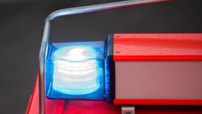 Bild: Daniel Bockwoldt
Ein Löschfahrzeug der Feuerwehr steht nach einer Übung mit eingeschaltetem Blaulicht an der Feuerwache. Foto: Daniel Bockwoldt/Archivbild