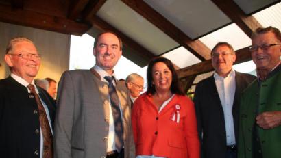 Bild: jrh
Hausbesuch von Hubert Aiwanger (Zweiter von links): Vor der Festzeltrede besucht der stellvertretende Ministerpräsident Ammerthals Bürgermeisterin Alexandra Sitter und die Freien Wähler aus dem Landkreis.