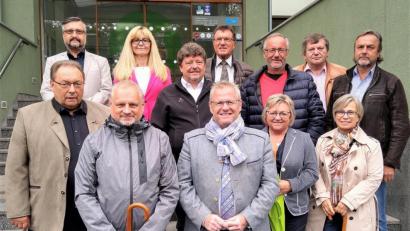 Bild: Hirsch
Eine Schwandorfer Delegation besuchte am Samstag das Bergmannsfest in der Partnerstadt Sokolov und formierte sich mit den Gastgebern zum Gruppenbild.