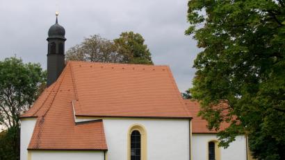 Bild: sön
Die idyllisch auf dem Eggenberg bei Ensdorf gelegene Wallfahrtskirsche lädt am Sonntag zur letzten der beliebten Bergkirchweihen im Landkreis ein.