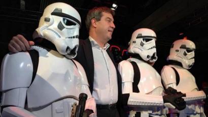 Bild: slu
Bei der Ausstellung „Star Wars Identities“ 2016 in München traf Christian Schießl als „Stormtrooper“ auf den damaligen bayerischen Finanzminister und heutigen Ministerpräsidenten Dr. Markus Söder, einen bekennenden Star-Wars-Fan.
