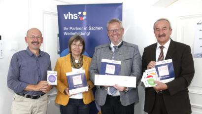 Bild: Hirsch
VHS-Vorsitzender Franz-Xaver Huber, Oberbürgermeister Andreas Feller sowie die beiden Geschäftsführer Barbara Genzken-Schindler und Erhard Sailer (von rechts) stellen das neue Programm der Volkshochschule für Herbst und Winter vor.