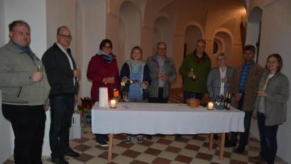 Bild: jr
Vor dem Konzert hatte die Pfarrgemeinde St. Emmeram Münchenreuth zu einem Umtrunk im Kreuzgang eingeladen. Pfarrgemeinderatssprecher Robert Sommer (Mitte) und sein Team zeigten sich mit dem Besuch sehr zufrieden.