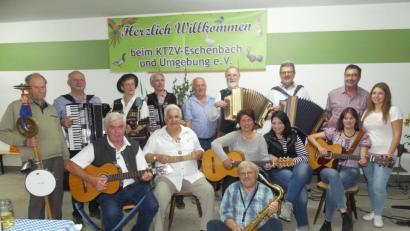 Bild: rn
20 Mitwirkende gestalten das erste Musikantentreffen im Eschenbacher Kleintierzüchterheim.