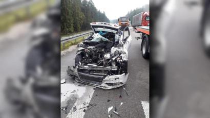 Bild: Alexander Auer
Zu einem schweren Unfall kam es auf der A3 bei Laaber am Montagmorgen. Ein PKW-Fahrer kollidierte mit einem LKW. Die alarmierten Feuerwehren mussten den einklemmten Fahrer befreien.