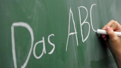 Bild: Daniel Reinhardt
Eine Grundschülerin schreibt das ABC an die Tafel.