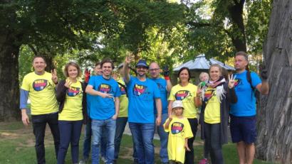Bild: exb
Sie zeigen mit ihren Händen ein "W" für "World-clean-up-Day": Die Freiwilligen, die Amberg ein wenig sauberer machen. Das Bild stammt von der Premiere vor einem Jahr.