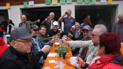 Bild: wro
Für die gute Laune brauchte der Fichtelgebirgsverein in Pullenreuth nicht extra sorgen. Viele nutzten das Herbstfest für einen Treff am Vereinslokal Maschauer, um den Sonntag zu genießen.
