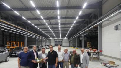 Bild: rn
In der neuen Fertigungs- und Lagerhalle der Firma Lippert bedankt sich Thomas Riedl (Zweiter von links) bei Hubert Schug (Vierter von links) mit "Motivationstropfen" für die Einblicke in die Firma. Landtagsabgeordneter Tobias Gotthardt (Dritter von links), dessen Büroleiter Philipp Seitz (Vierter von rechts) und Kreisrat Karl Meier (Dritter von rechts) lassen sich von Schug und Hans-Jürgen Kurz (rechts) durch die Gebäude führen.