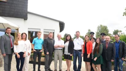 Bild: bey
Johann Hagn (Mitte) freut sich über die Glückwünsche von Sohn Werner (links daneben) und Tochter Christine (rechts daneben) und deren Familien,Schwiegertochter Regina Hagn (vorne, Dritte von rechts) mit den Töchtern Martina und Simone. Bürgermeister Rainer Rewitzer (links) gratuliert im Namen der Stadt, Abordnungen von Männergesangverein und Feuerwehr Pleystein (rechts) wünschen ebenfalls alles Gute.
