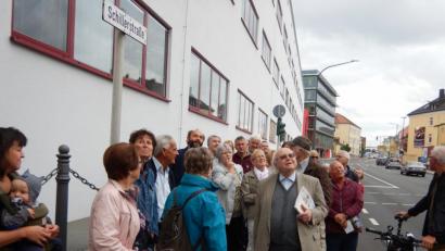 Bild: shl
Den Verwaltungsbau im Rücken blicken die Teilnehmer am Tag des offenen Denkmals zum Witt-Kaufhaus auf der anderen Straßenseite. Alexander Würner (Fünfter von links) erläutert die architektonischen Details.