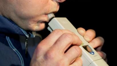 Bild: Uli Deck/dpa
Einmal kräftig pusten, bitte (Symbolbild): Für eine kuriose Meldung im Amberger Polizeibericht hat ein britischer Autofahrer gesorgt.