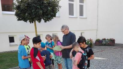 Bild: Lowak
Geocaching ist der Höhepunkt im Ferienprogramm der Marktbücherei. Franz Simmerl erklärt den Teilnehmern die Geräte.