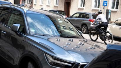 Bild:  Sina Schuldt/dpa
SUVs brauchen jede Menge Platz beim Parken.
