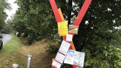 Bild: Gabi Schönberger
Protest gegen die "Monstertrasse" am Mittwoch, 11. September: Gegner der Stromleitung "Süd-Ost-Link" weisen mit roten Kreuzen und Plakaten in Störnstein auf ihre geplante Demonstration vor der Stadthalle in Neustadt hin.