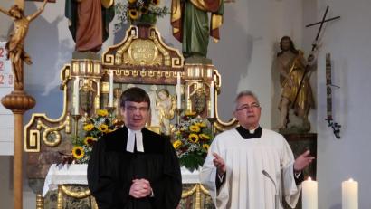 Bild: rha
Pfarrer Roland Kurz (links) und Diakon Dieter Gerstacker sprechen gemeinsam das Vaterunser-Gebet in der Bergkirche.
