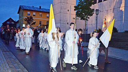Bild: ü
Viele Gläubige nehmen an der Lichterprozession in Kirchenthumbach teil.