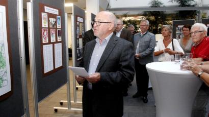 Bild: Hirsch
Der Leiter der Falkenauer-Heimatstube, Wilhelm Dörfler (vorne), führte durch die Ausstellung zur Geschichte von Flucht und Vertreibung und 60 Jahre Patenschaft.