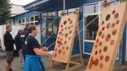 Bild: weu
An sechs Stationen waren von den Teilnehmern der Fahrrad-Orientierungsfahrt knifflige Aufgaben zu bewältigen. Dabei kam es auf Geschicklichkeit, Koordination oder Treffsicherheit an.