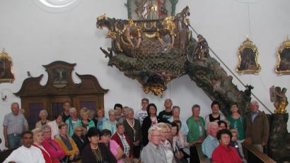 Bild: ld
Vor allem auf die Fischerkanzel ging die neue Gemeindereferentin Bettina Rögner (hinten, Dritte von rechts) bei ihren Erläuterungen in der Wallfahrtskirche in Blaibach ein.