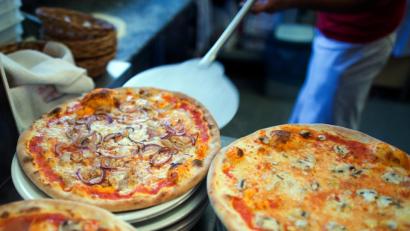 Bild: Arno Burgi/dpa
Pizzen auf Tellern. Dr. Oetker warnt vorm Verzehr der Thunfisch-Pizzen.