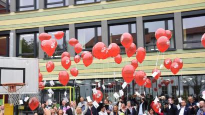 Bild: Tobias Gräf
50 Erstklässler der Grundschule Neustadt ließen mit Landrat Andreas Meier, Rektorin Heike Merther sowie Vertretern von Polizei, Schulamt und Sparkasse rote Ballons in den Himmel steigen.