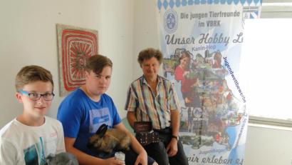 Bild: Klaus Högl
Die beiden Preisträger, Lukas (links) und Christoph Edenharter, mit zwei der prämierten Kaninchen und Jugendleiter Heinz Bauer.
