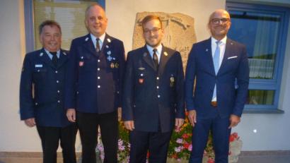 Bild: mad
Kreisbrandmeister Konrad Hoch (links) und Bürgermeister Maximilian Beer (rechts) gratulierten dem Kommandanten Stefan Schmid und seinem Stellvertreter Thomas Fischer (Zweiter und Dritter von links) zur Wahl.