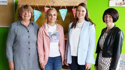Bild: ü
Rektorin Andrea Wolfram (rechts) freut sich über die Neuzugänge und heißt (von links) die Lehrerinnen Marianne Sperber und Anna-Lena Grant-Lewis sowie Lehramtsanwärterin Franziska Graser an der Kirchenthumbacher Schule willkommen.