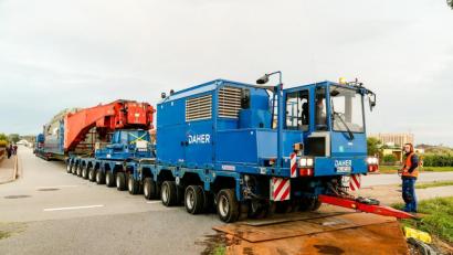 Bild: Hösamer
546 Tonnen schwer, 55 Meter lang: Ein Schwerttransport mit einem Trafo rollte am Montag durch Dachelhofen zum Umspannwerk.