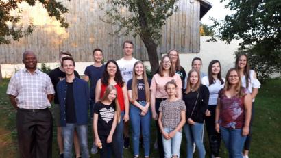 Bild: ral
Das Bild zeigt die Ministrantinnen und Ministranten der Pfarrkirche Schmidgaden mit dem neuen Pfarrvikar Pater Robert Bahat Makanja aus Tansania.