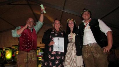 Bild: sck
Nach der Verlosung gratuliert (von links) Andreas Waldmann der neuen Besitzerin des Kirwabaums, Sabrina Leipold, mit der sich auch das Oberkirwapaar Svenja und Lukas freut.