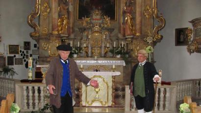 Bild: sei
Bernhard Weigl (rechts) und Alfons Lebegern (links) lassen als Forstmeister Konrad Grösch und Zimmermann Jakob Näger die Geschichte des Wiederaufbaus von St. Moritz lebendig werden. Sie erhalten den Beifall der Besucher.