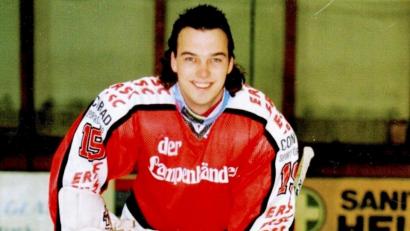 Bild: zig
Ein Sunnyboy mit langen Haaren und weißer Torhüter-Ausrüstung: So sah Jürgen Arzberger aus, als er 1990 zum ERSC Amberg kam.