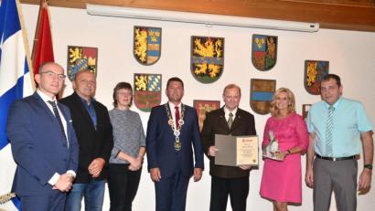 Bild: bey
Hans Weig (mit Urkunde) wurde in der Stadtratssitzung am Dienstagabend aus dem Gremium verabschiedet. Für die Zusammenarbeit dankten Geschäftsleiter Günter Gschwindler, CSU-Fraktionsvorsitzender Josef Windirsch, FWG-Fraktionsvorsitzende Claudia Poxleitner, Bürgermeister Rainer Rewitzer (von links), SPD-Fraktionsvorsitzender Werner Ries und Zweite Bürgermeisterin Andrea Lang (von links).