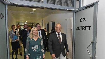 Bild: Petra Hartl
Gesundheits- und Pflegeministerin Melanie Huml macht einen Rundgang durch das Landesamt für Pflege, das vor einem Jahr in Amberg eröffnet wurde.