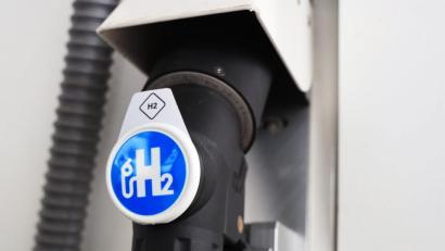 Bild: Peter Gercke
Der Zapfhahn einer Wasserstofftankstelle in Magdeburg Sachsen-Anhalt. Foto: Peter Gercke/Archiv