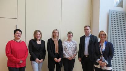 Bild: jzk
Rektorin Christine Wiesend (rechts) begrüßte Konrektorin Iris Eckert, Lehrerin Anna-Tatjana Heinl, Fachlehrer-Anwärterin Lina Reber, Religionslehrerin Monika Stahl und Pfarrer Thomas Kraus (von links).