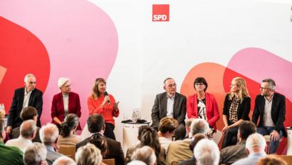 Bild: Andreas Arnold/dpa
So oder so ähnlich wird es auch auf der Regionalkonferenz in Nürnberg am Donnerstagabend aussehen: Die Kandidatenpaare für den SPD-Vorsitz (von links) Dierk Hirschel und Hilde Mattheis, Petra Köpping (ohne Duo-Partner Pistorius), Norbert Walter-Borjans und Saskia Esken und Christina Kampmann und Michael Roth sitzen bei der Fragerunde auf dem Podium auf der Regionalkonferenz in Nieder-Olm.