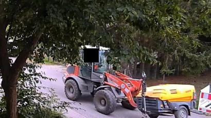 Bild: Polizei
Die Kriminalpolizeiinspektion Regensburg sucht Zeugen für den Diebstahl eines Baggers.