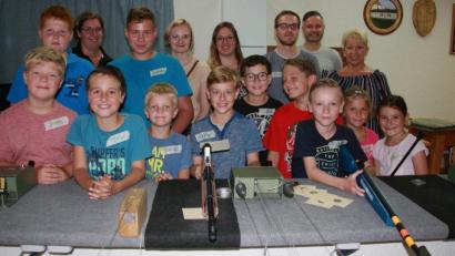Bild: wro
Elf Buben und Mädchen waren begeistert von der Schießolympiade, mit der sich der Schönhaider Schützenverein „Fortuna 1910“ am Ferienprogramm beteiligte.