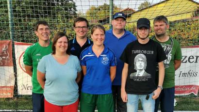 Bild: gau
Die Betreuer und Vorsitzender Martin Kandler (rechts) verabschieden die langjährigen Funktionäre: Sebastian Mois, Lisa Mois, Andreas Busl, Franziska Bittner, Michael Kandler, Maximilian Legat (von links).